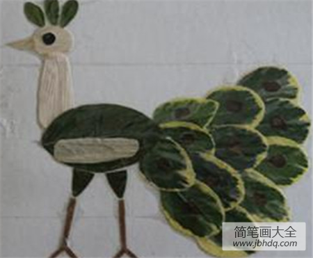 树叶贴画作品：树叶孔雀